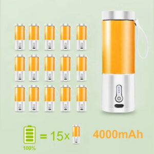 Image du mélangeur en utilisation : Personne utilisant le mélangeur pour préparer un smoothie.