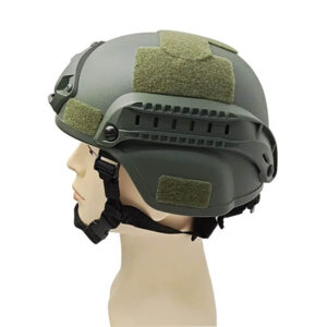 Image du casque porté en action : Utilisateur portant le casque militaire pendant une simulation d'airsoft.