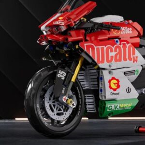 Vue rapprochée du carénage aérodynamique de la Ducati V4 en miniature.