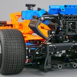 Différentiel et roues arrière de la McLaren F1 LEGO en gros plan.