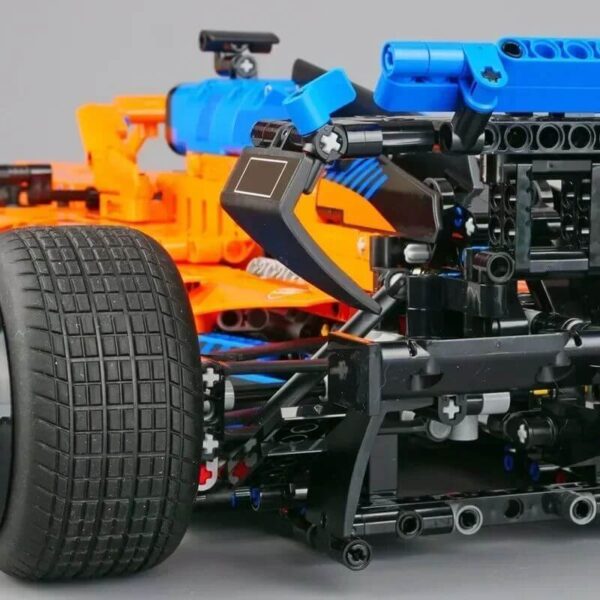 Différentiel et roues arrière de la McLaren F1 LEGO en gros plan.