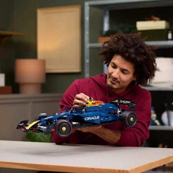 Aileron arrière ajustable simulant le DRS