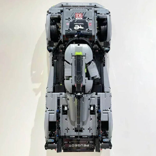 Comparaison avec le modèle original de la PEUGEOT 908.